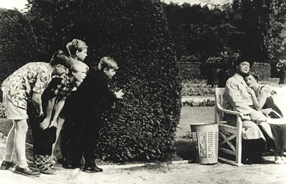Emil und Kinder im Park