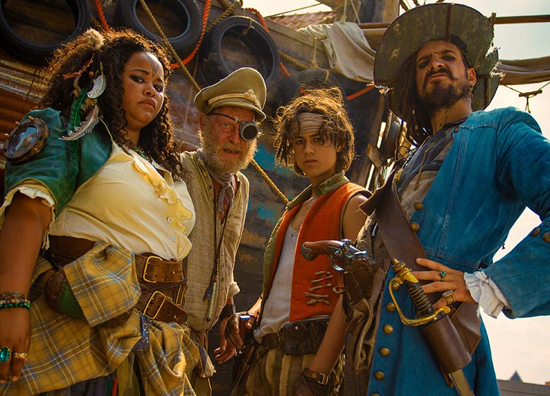 Die vier Mitglieder der Piratenfamilie – Mutter, Vater, Sohn und Großvater – schauen uns von oben blickend herausfordernd an