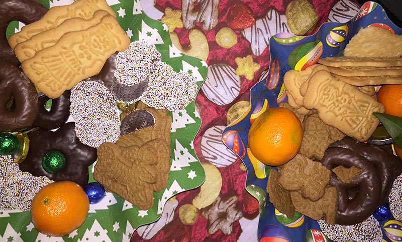 Weihnachtsteller mit Keksen, Spekulatius, Mandarinen und Lebkuchen