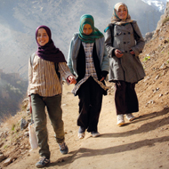 Zahira und ihre Freundinnen auf einem Bergpfad im Atlasgebirge