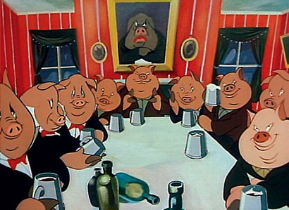 Schweine sitzen in Anzug und mit Bierkrügen am Tisch