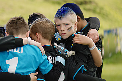 Jón und seine Teamkollegen umarmen sich