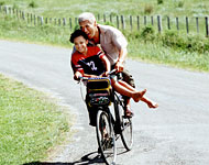 Pai und Koro fahren Fahrrad