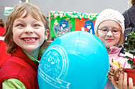 Kinder mit Luftballon