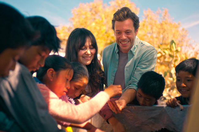 Tobi mit Kindern in Mexiko, die Nachfahren der alten Maya sind