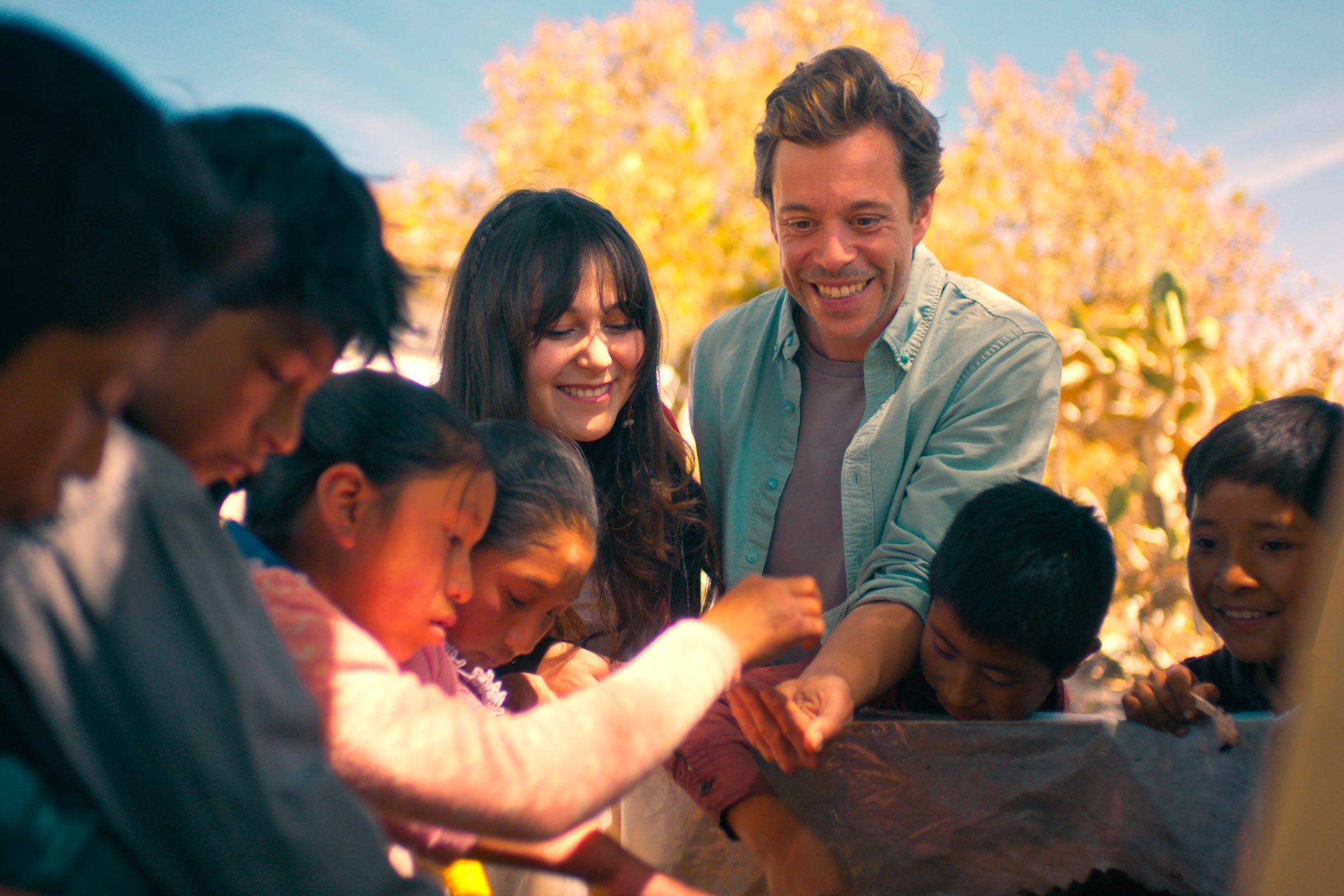 Tobi mit Kindern in Mexiko, die Nachfahren der alten Maya sind
