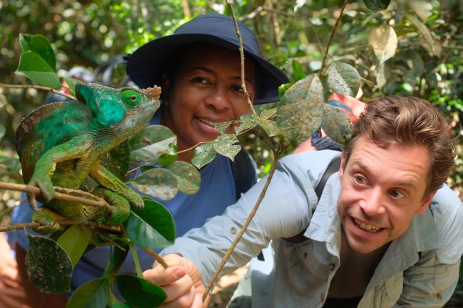 In Madagaskar zeigt die Biologin Hanitra Rakotonirina Tobi ein Chamäleon