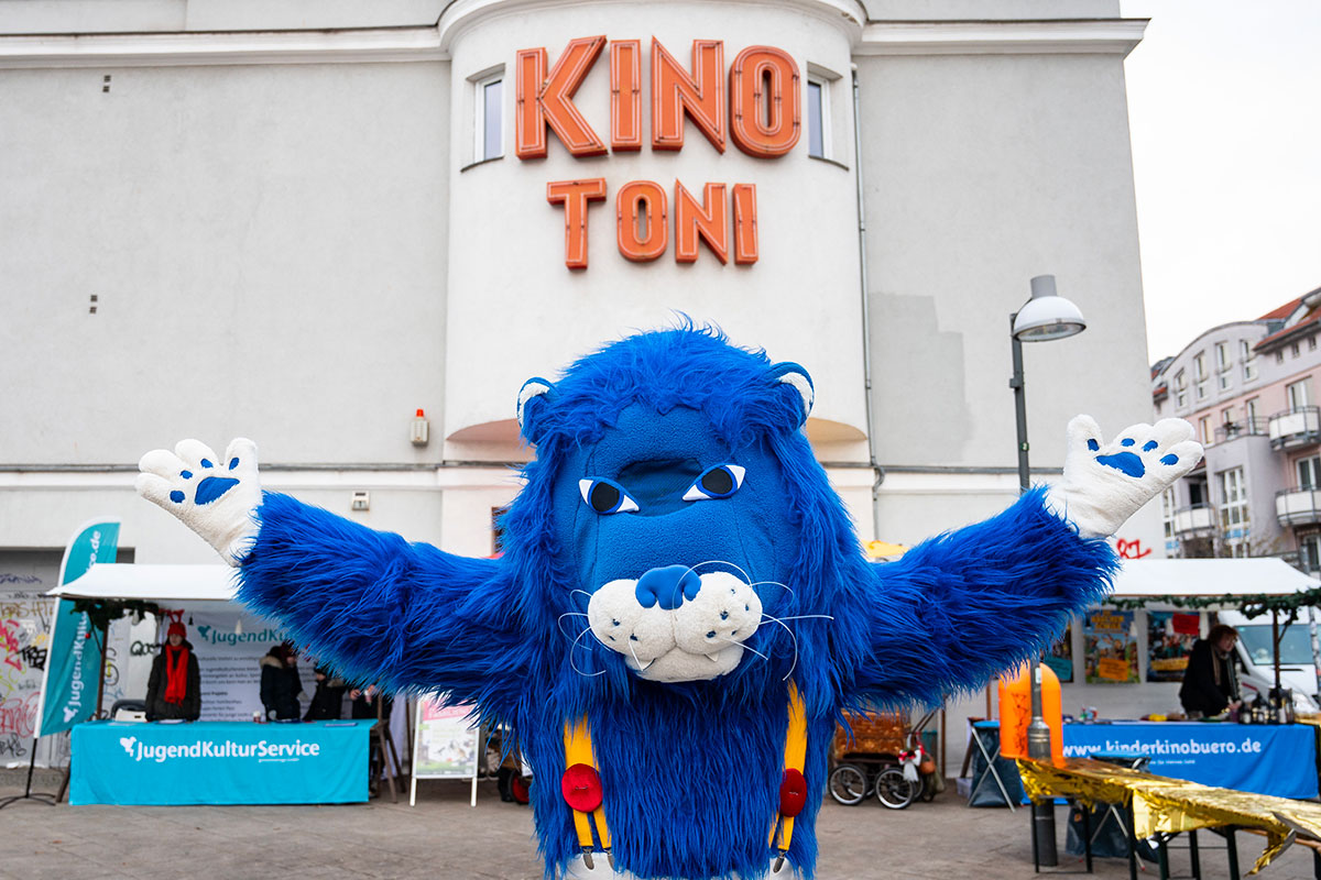 Theo breitet seine Arme aus vor dem Kino Toni
