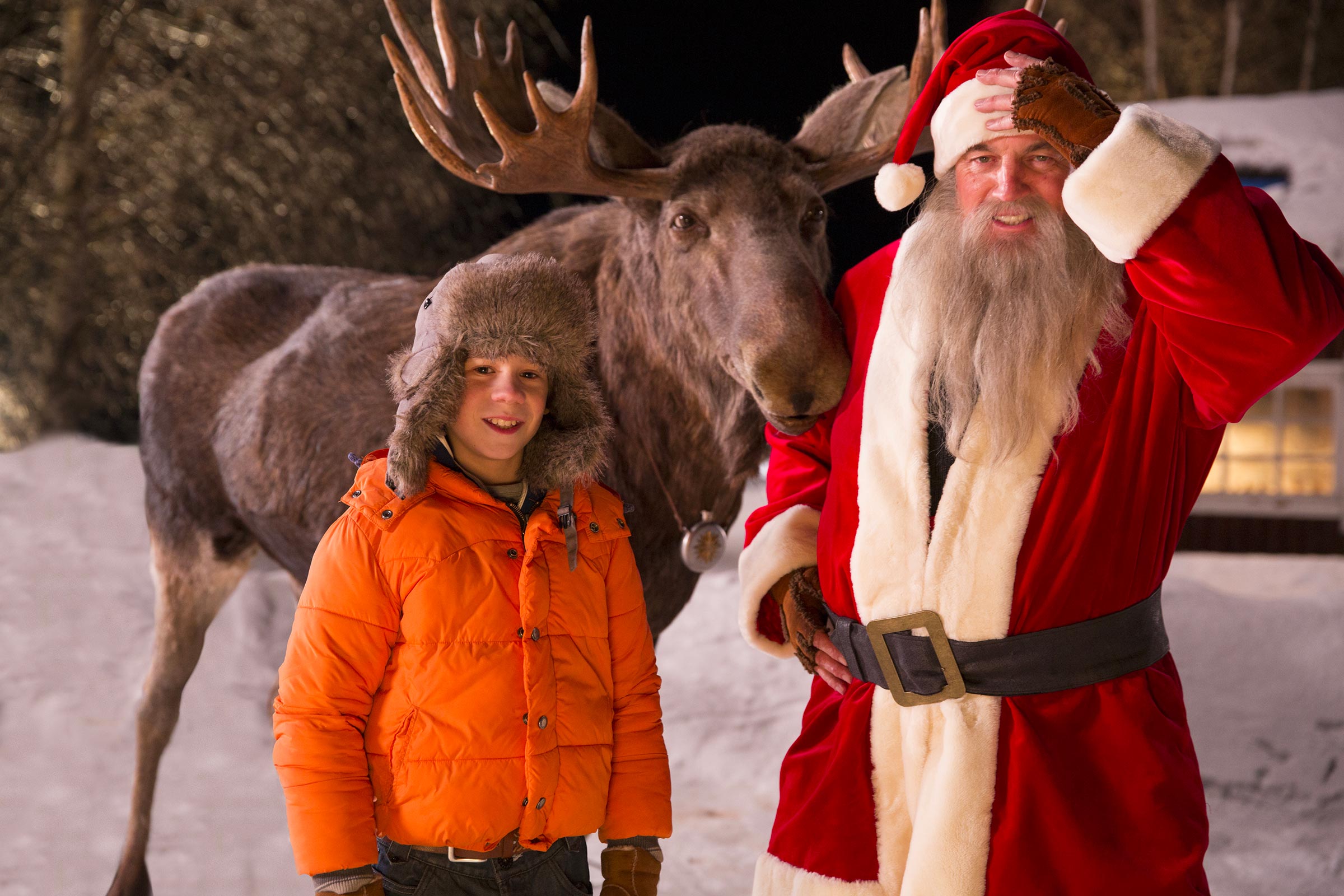 Max mit Elch und Weihnachtsmann draußen im Schnee