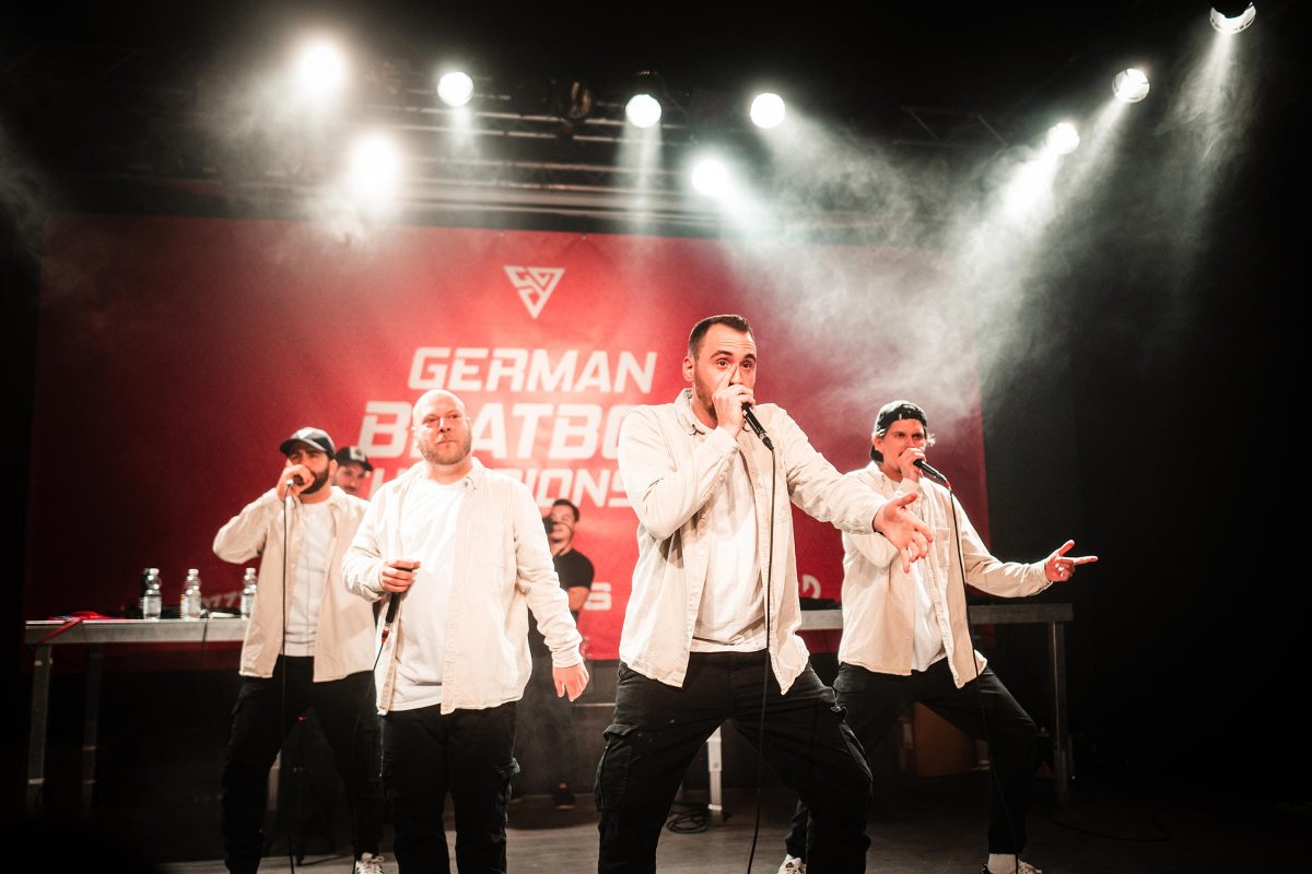 4 Beatboxer der Razzzones performen auf einer Bühne